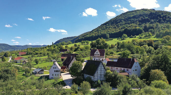 Im Freilichtmuseum Beuren kann man nicht nur in die Geschichte eintauchen, sondern bei der Rast auch einkehren. FOTO: PR/ENKELMA