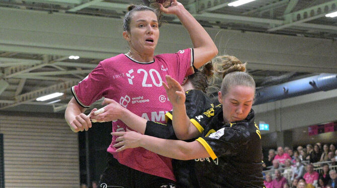 Die Metzinger Bundesliga-Handballerinnen - links Jana Scheib - werden auch die nächsten drei Spielzeiten vom Pfullinger Ausrüste