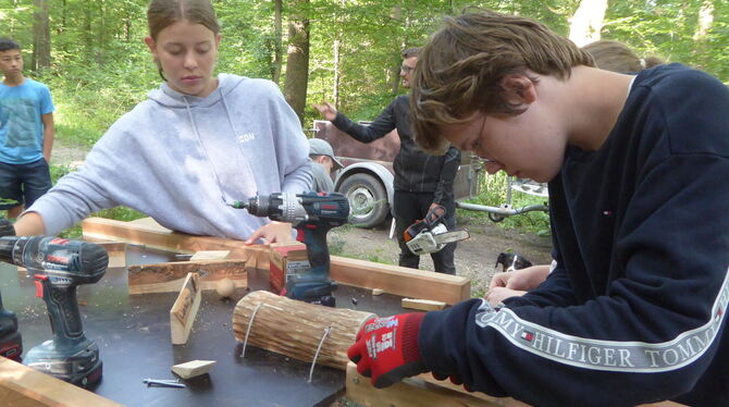 Romy Buckendahl und Oliver Link bauen konzentriert an der Kugelbahn.