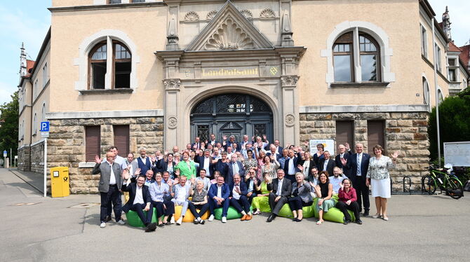 Gut gelaunt winken die 67 Parlamentarier des neuen Reutlinger Kreistages dem von einer Leiter aus das offizielle Bild produziere