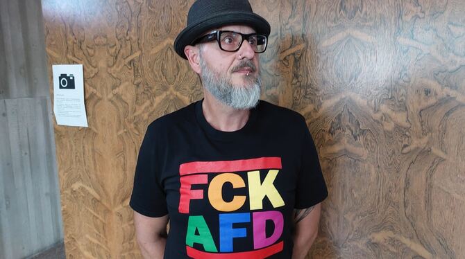 Andreas Schwarz mit dem T-Shirt, das bei der Vereidigung der Räte unerwünscht war.