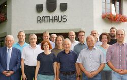 Bürgermeister Klemens Betz (links) mit dem neuen Gomadinger Gemeinderat.  FOTOS: LENK