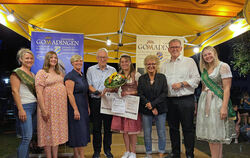 Krönung der neuen Wacholderkönigin: Von links: Maike Leuze, Lisa Class, Cindy Holmberg, Bürgermeister Klemens Betz, Romy Holder,