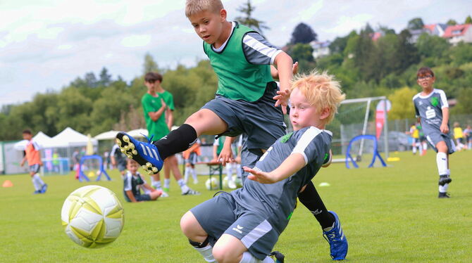 Voll konzentriert und mit vollem Einsatz: Beim Eninger Fußball-Camp kämpften die Jüngsten um jeden Ball und schossen aus allen L