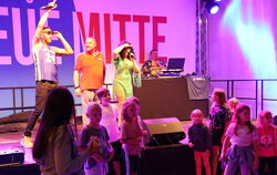 Auf der Bühne gehts ab mit (von links) Jessy, Organisator Ralf Schmied, Garcia und DJ Ernst O.