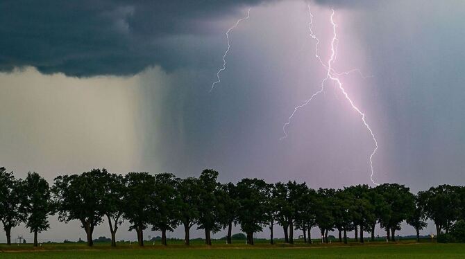 Unwetter sollen ab Mittwochnachmittag über Teile Württembergs und die Region Neckar-Alb toben. (Symbolbild)