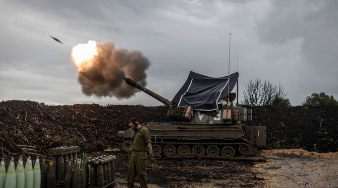 Israelische Soldaten feuern nahe dem Libanon eine Haubitze ab Israelische Soldaten feuern nahe dem Libanon eine Haubitze ab