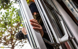 Anders als auf dem Symbolbild hatte der Einbrecher in Nehren keine Gesichtsbedeckung und verschaffte sich Zugang zum Hausinneren