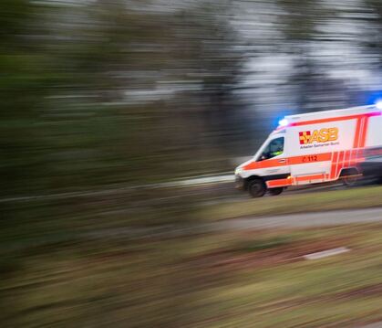 Ein Rettungswagen ist mit Blaulicht im Einsatz