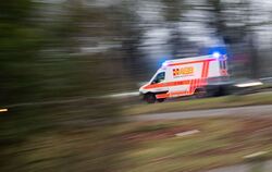 Ein Rettungswagen ist mit Blaulicht im Einsatz