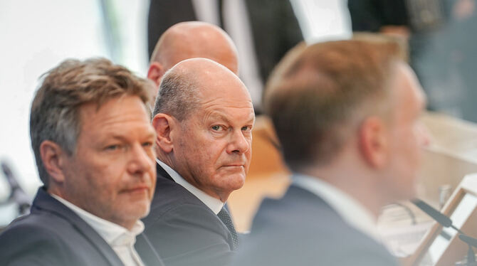 lbn, brb Bundeskanzler Olaf Scholz (SPD, Mitte), Robert Habeck (links, Bündnis 90/Die Grünen), Bundesminister für Wirtschaft und Klimasch