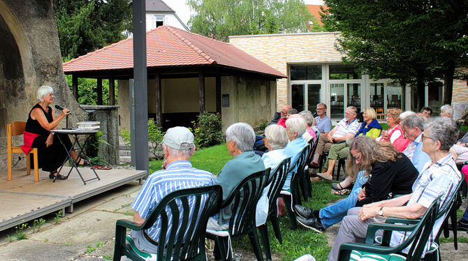 Sehr gut besucht war die Lesung von Felicitas Vogel im Klostergarten.