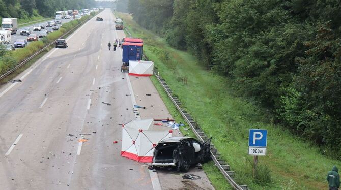 Mehrere Verletzte nach Autounfall - Autobahn gesperrt