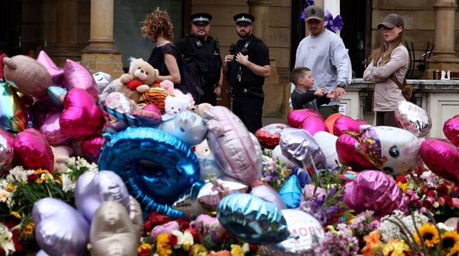 Nach Bluttat in Southport - Blumen in Trauer um getötete Kinder Nach Bluttat in Southport - Blumen in Trauer um getötete Kinder