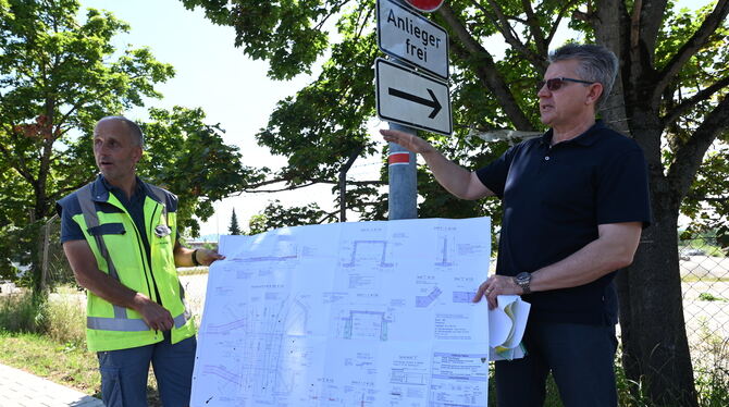 Projektleiter Peter Nill (links) und Bernd Eger als Fachgebietsleiter für Straßen- und Bauwerksunterhaltung im Tiefbauamt zeigen