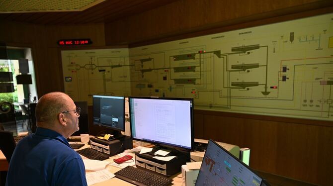 Kläranlage Klärmeister Rudolf Arnold in der Zentrale des Sammelklärwerks Oberes Echaztal.