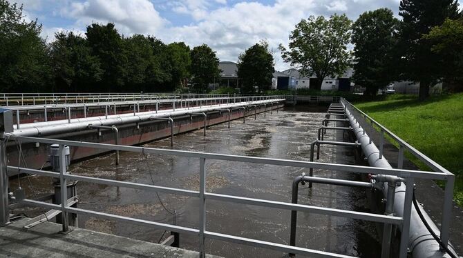 Klärwerk Pfullingen Hier wird geschafft. Im Belebungsbecken puscht reichlich Sauerstoff die guten Bakterien zu Höchstleistungen.