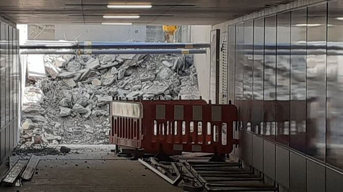 Bahnhofsunterführung Abbruch Treppe Schutt Die alte Treppe ist nur noch Schutt, die Arbeiten am städtischen Ende der Unterführung sind für zwei Tage unterbrochen.