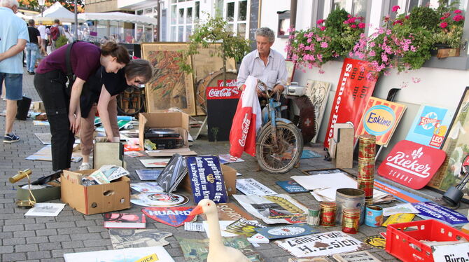 Bad Urach Antikmarkt 2024 Die Emaille-Schilder waren sehr gefragt, aber auch an den anderen Ständen wurde ausgiebig gestöbert.