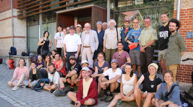 Der emeritierte Professor Dr. Michael Succow (Mitte, im weißen Anzug) fördert junge Wissenschaftler und Umweltschützer, eine Woc