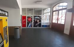 Die SWEG Bahn Stuttgart eröffnet im ehemaligen Reisebüro Neckar-Alb-Reisen (hinten) ihr Kundencenter.