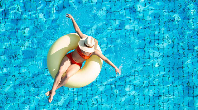 pool,sommer,wasser,schwimmbad,frau,textfreiraum,von oben,draufsicht,sonne,freier platz,sonnenbad,blau,lachen,bikini,schwimmreife Die Freibäder in der Region Neckar-Alb wurden auf Google überwiegend positiv bewerten.