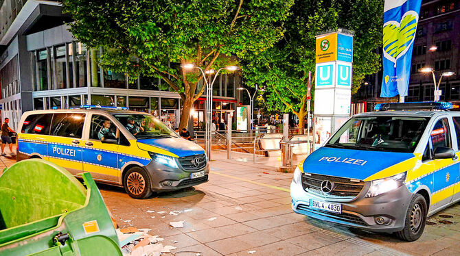 Die Polizei sichert in der Stuttgarter Innenstadt den Tatort ab, an dem Khalil H. am frühen Abend drei Männer niederstach. FOTO Die Polizei sichert in der Stuttgarter Innenstadt den Tatort ab, an dem Khalil H. am frühen Abend drei Männer niederstach. FOTO