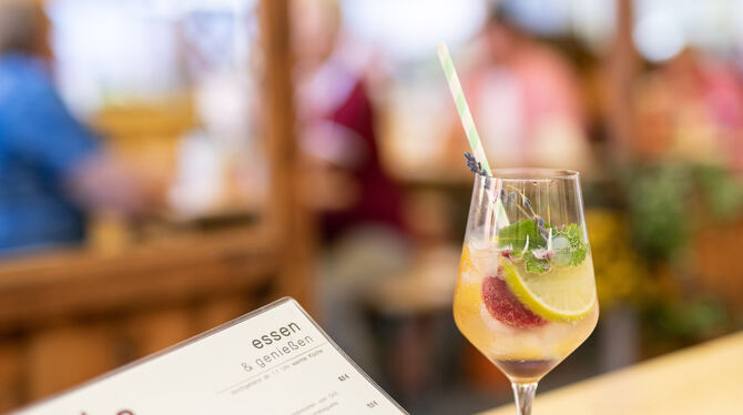 asd 300 verschiedene Weine, Secco, Schampus, Cocktails und Nicht-Alkoholisches stehen auf den Getränkekarten des Reutlinger Weindorf