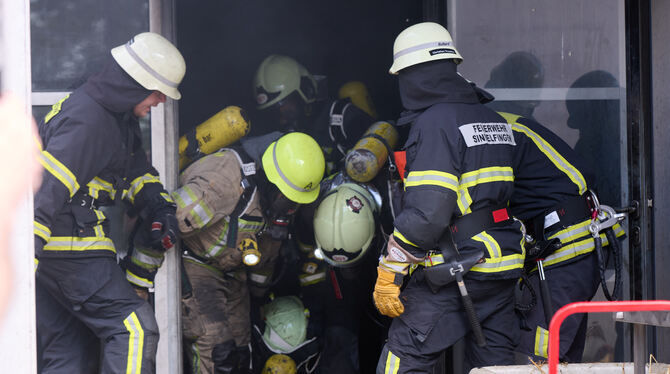 Brandübung Reutlinger Feuerwehr in Stetten Nur eine Übung: Auszubildende der Reutlinger Berufsfeuerwehr retten einen Mann aus einem brennenden Keller im Übungsbrandhaus de