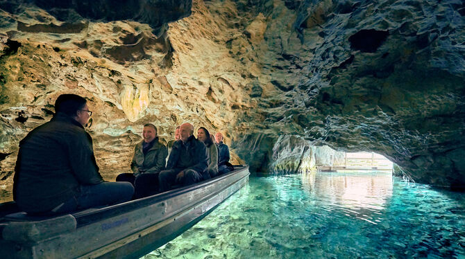 Abkühlung gibt es beim Bootfahren in der Wimsener Höhle, ein Lüftchen um die Nase plus schöne Aussichten beim Alb-Crossing mit d