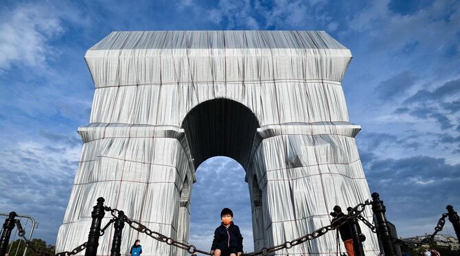 Der Pariser Triumphbogen (hier von Christo verhüllt) – auch in anderen Städten ist die Form bekannt.  FOTO: JOCARD/AFP/DPA