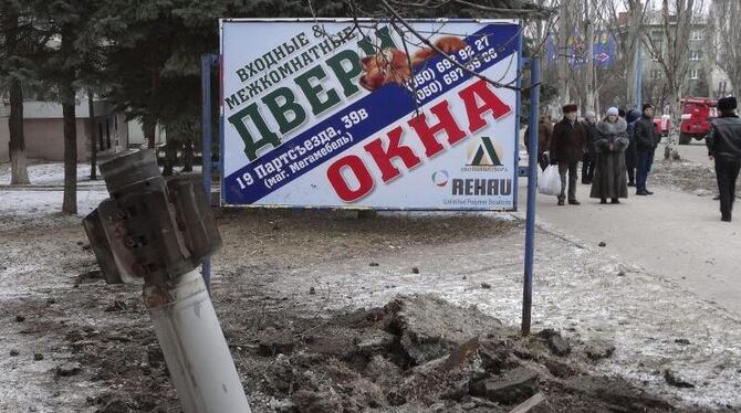 Eine nicht explodierte Rakete an einer Straße von Kramatorsk in der Ukraine. Foto: Vladimir Vladimirov Eine nicht explodierte Rakete an einer Straße von Kramatorsk in der Ukraine. Foto: Vladimir Vladimirov