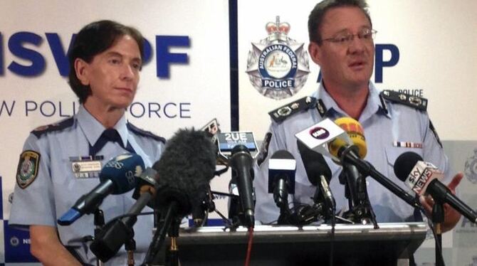 Australische Polizisten informieren die Presse über die Festnahmen der Terrorverdächtigen. Foto: Ava Benny-Morrison