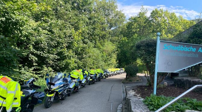 Rund 25 Motorräder und sechs Autos stehen vor der Reha-Klinik Schwäbische Alb in Bad Urach.  FOTO: PRIVAT