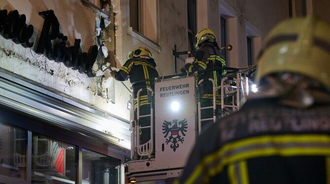 Ein elektrischer Defekt an einem Werbeschild löste in der Reutlinger Fußgängerzone einen Feuerwehreinsatz aus. Zu Schaden ist ni