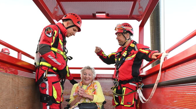 Höhenrettung Kathrin Bindemann Sie kann es kaum fassen vor Glück: Kathrin Bindemann in der Rettungskanzel.