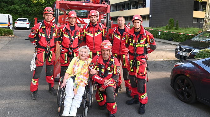 Höhenrettung Kathrin Bindemann Mit festem Boden unter dem Rollstuhl und Tränen in den Augen macht Kathrin Bindemann ein Gruppenfoto mit den Höhenrettern. Sie i