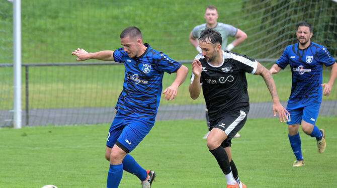 BL, Bezirk Alb, Bezirksliga, Fussball, Maenner, Saison 2024/25, Wuerttemberg, wfv Torschütze Marco Blazevic von der SGM Dettingen Glems (rechts) versucht dem Hirschauer Ricco Sessler den Ball abzunehmen.