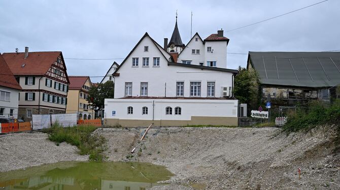 Die Baugrube ist schon ausgehoben. Doch es hat sich so lange nichts getan in Sachen Rathausneubau, dass ein Tümpel entstanden is