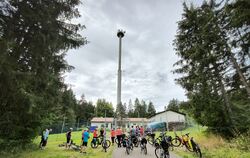 Jahrlang streng geheim und eingezäunt: die Richtfunk-Schaltstelle der Bundeswehr bei Zainingen.  FOTO: FINK