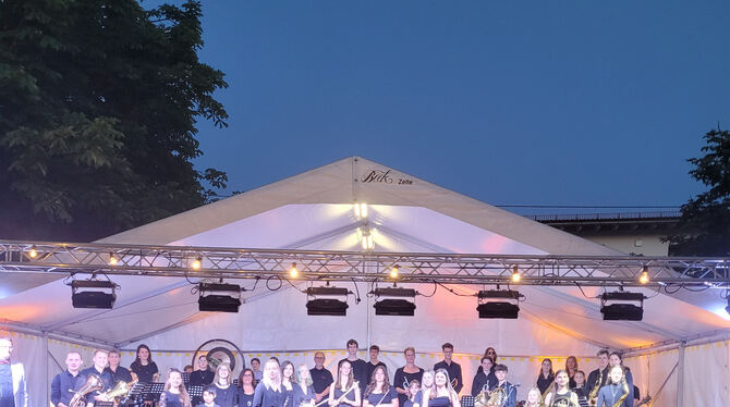 Die Zukunft und die Gegenwart des Wannweiler Musikvereins auf der Bühne.  FOTOS: VEREIN