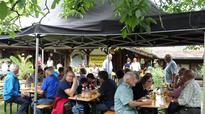 Die Besucher des Höflesfests in Jettenburg ließen sich trotz des Unwetters die Stimmung nicht vermiesen.  FOTO: STRAUB