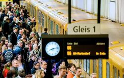 Fahrgäste drängen sich am Berliner Bahnhof Friedrichstraße vor einer U-Bahn. Foto: Hauke-Christian Dittrich