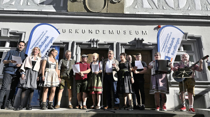 Eröffnung; Weindorf Reutlingen; Naturkundemuseum Mit dem Gesang der Weindorf-Wirte auf den Stufen vor dem Naturkundemuseum wird traditionell der »Reutlinger Herbst« eröffnet.