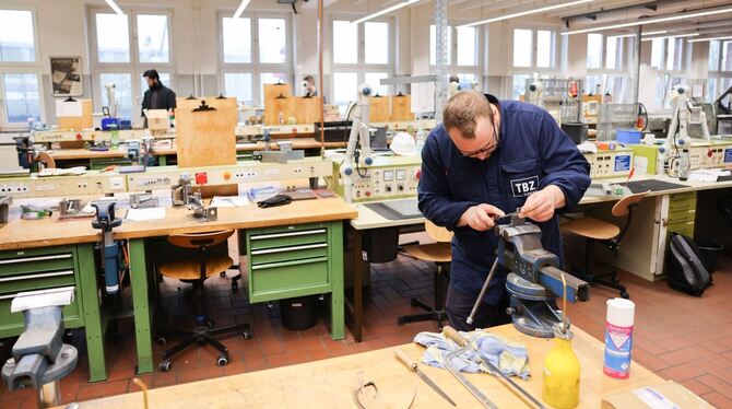 Ein angehender Industriemechaniker bei der Arbeit