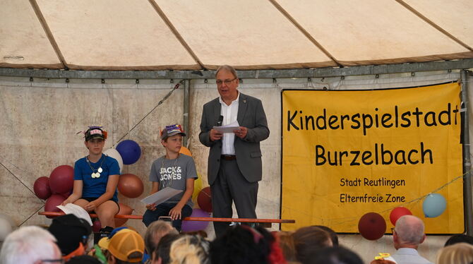 Burzelbach Die beiden Bürgermeister der Spielstadt Burzelbach, Pia Galatowitsch (links) und Nick Kemmler, empfangen den Reutlinger OB Keck