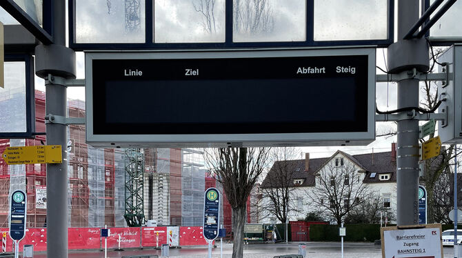 Bahnhof Metzingen Die Fahrplantafeln sollten eigentlich Busse und Züge anzeigen. Doch sie sind bereits vor dem Beginn des aktuellen Schienenersatz