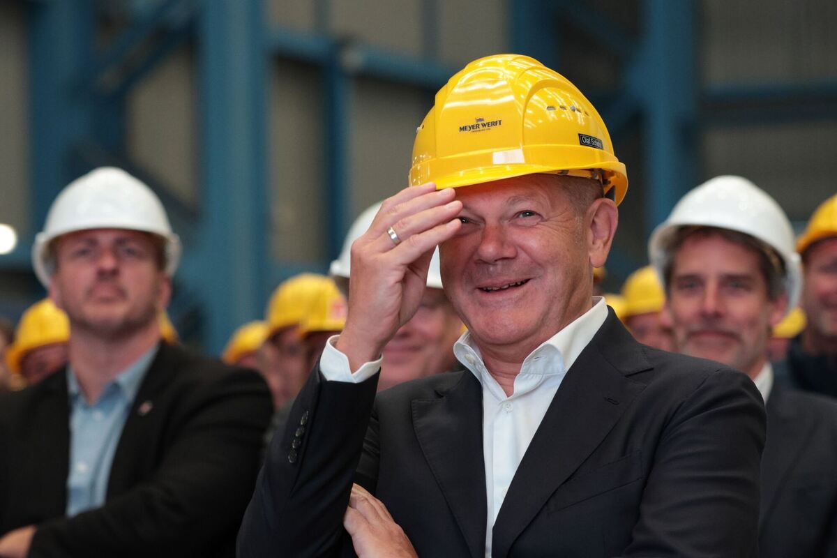 Bundeskanzler Scholz besucht Meyer Werft
