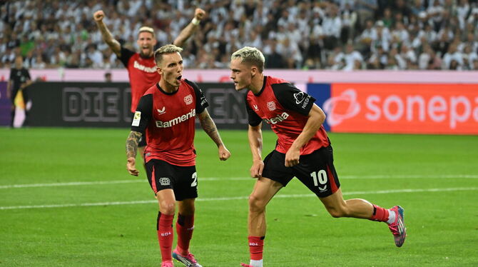 Erzielt in der elften Minute der Nachspielzeit den Siegtreffer: Leverkusens Florian Wirtz (rechts), der hier gemeinsam mit Aleja