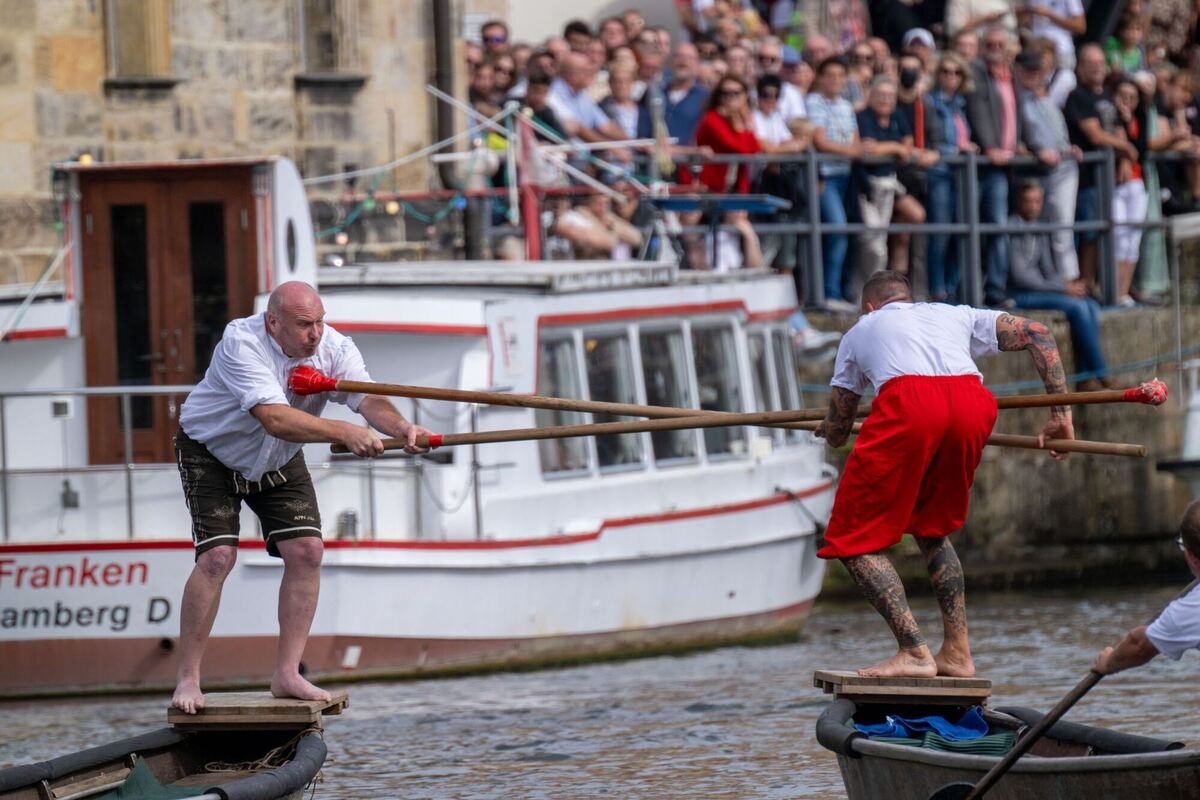 Fischerstechen auf der Regnitz bei der 74. Bamberger Sandkerwa Fischerstechen auf der Regnitz bei der 74. Bamberger Sandkerwa